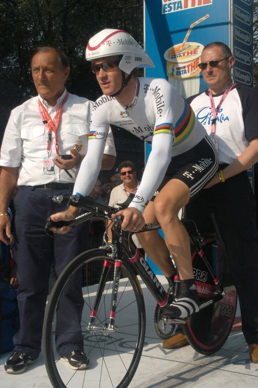 The world champion Michael Rogers gets ready to time trial at the 2006 Giro