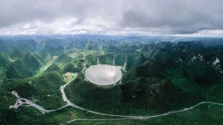 虚假的信号是由中国巨大的快速望远镜（世界上最大的射电望远镜）发现的。
