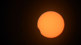 Делимично помрачење Сунца 30. априла 2022, како се види из Виња дел Мар, Чиле.
