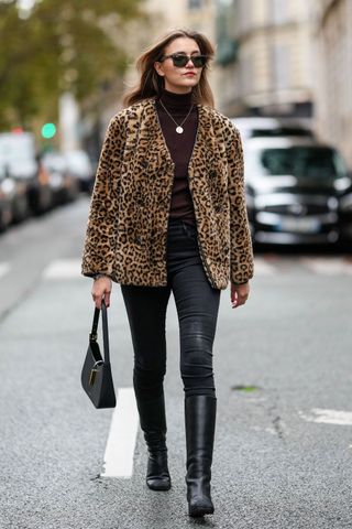 Woman wearing skinny jeans and boots