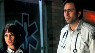 Patricia Arquette and Nicolas Cage outside a hospital in Bringing Out the Dead.