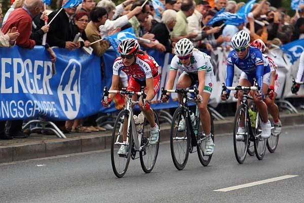 With just one 13km lap to go, there was a small advantage for Tina Liebig (DSB Bank), Tiffany Cromwell (Australia) and Charlotte Becker (Equipe Nurnberger).