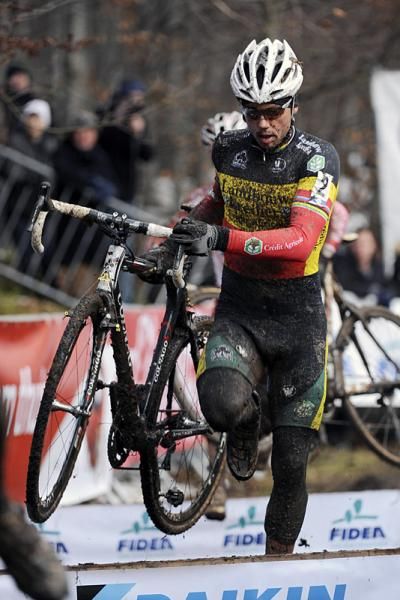 Sven Nys (Landbouwkrediet) runs the barriers.