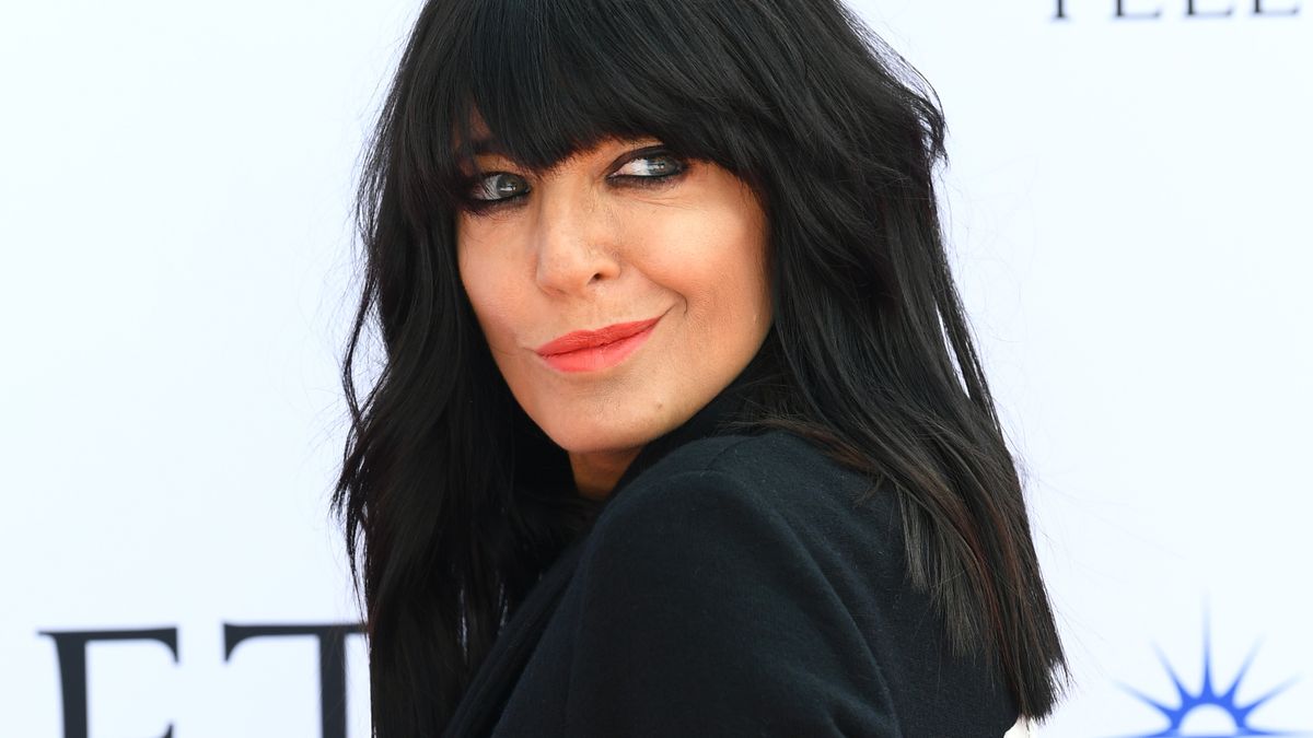 Claudia Winkleman garde les choses neutres et confortables de la manière la plus chic avec la nouvelle tenue M&amp;S