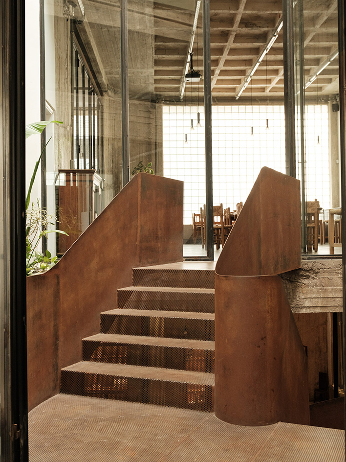 1OAM lofts interiors, midcentury furniture and raw brutalist concrete surfaces