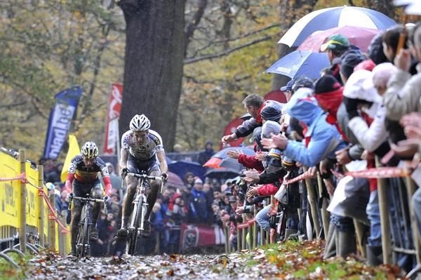 World champ Niels Albert (BKCP-Powerplus) followed by Sven Nys (Landbouwkrediet-Colnago)