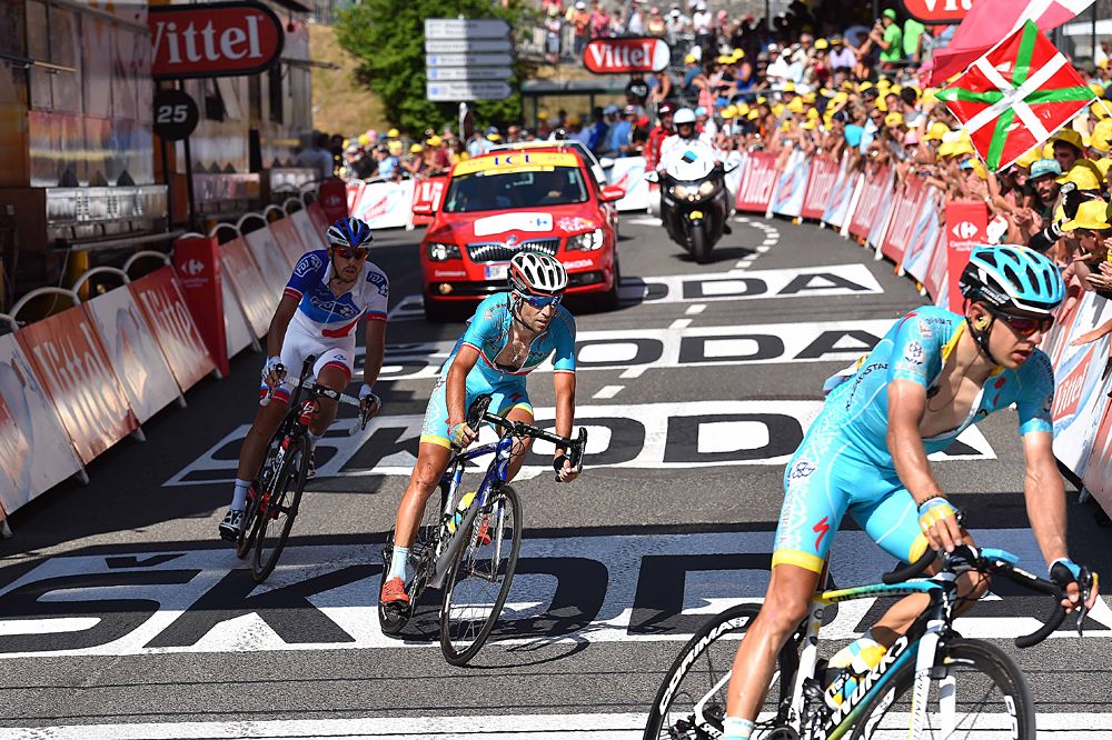 Vincenzo Nibali (Astana) lost more time on stage 11