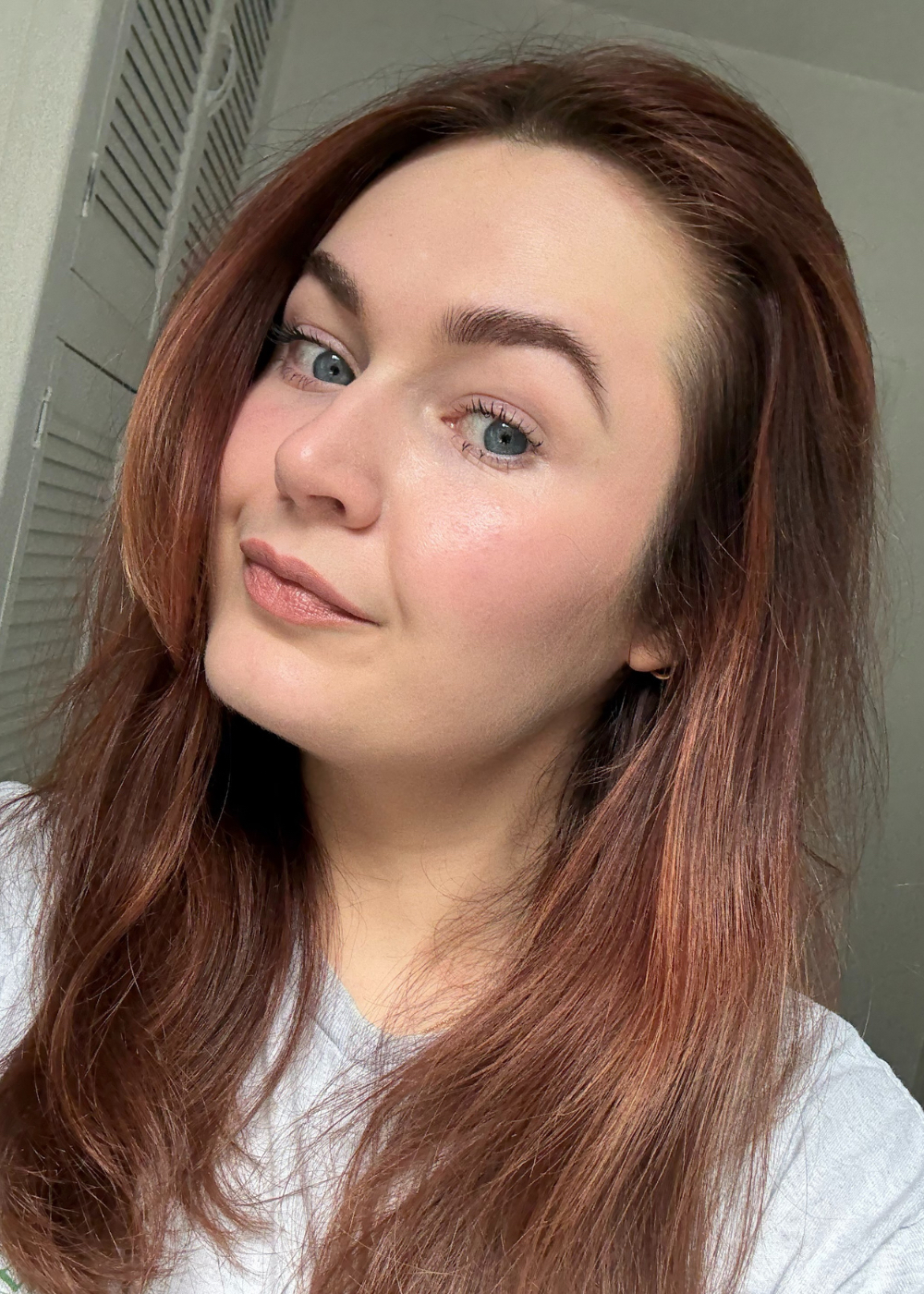 Lucy before applying the JVN Hair Dry Shampoo