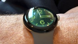 En närbild på urtavlan på en Google Pixel Watch runt en persons handled.