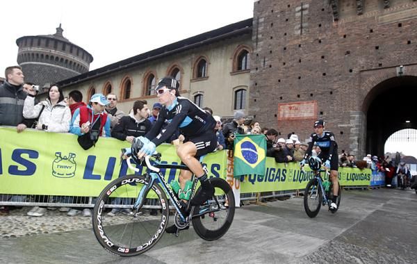 Team Sky heads to the start.