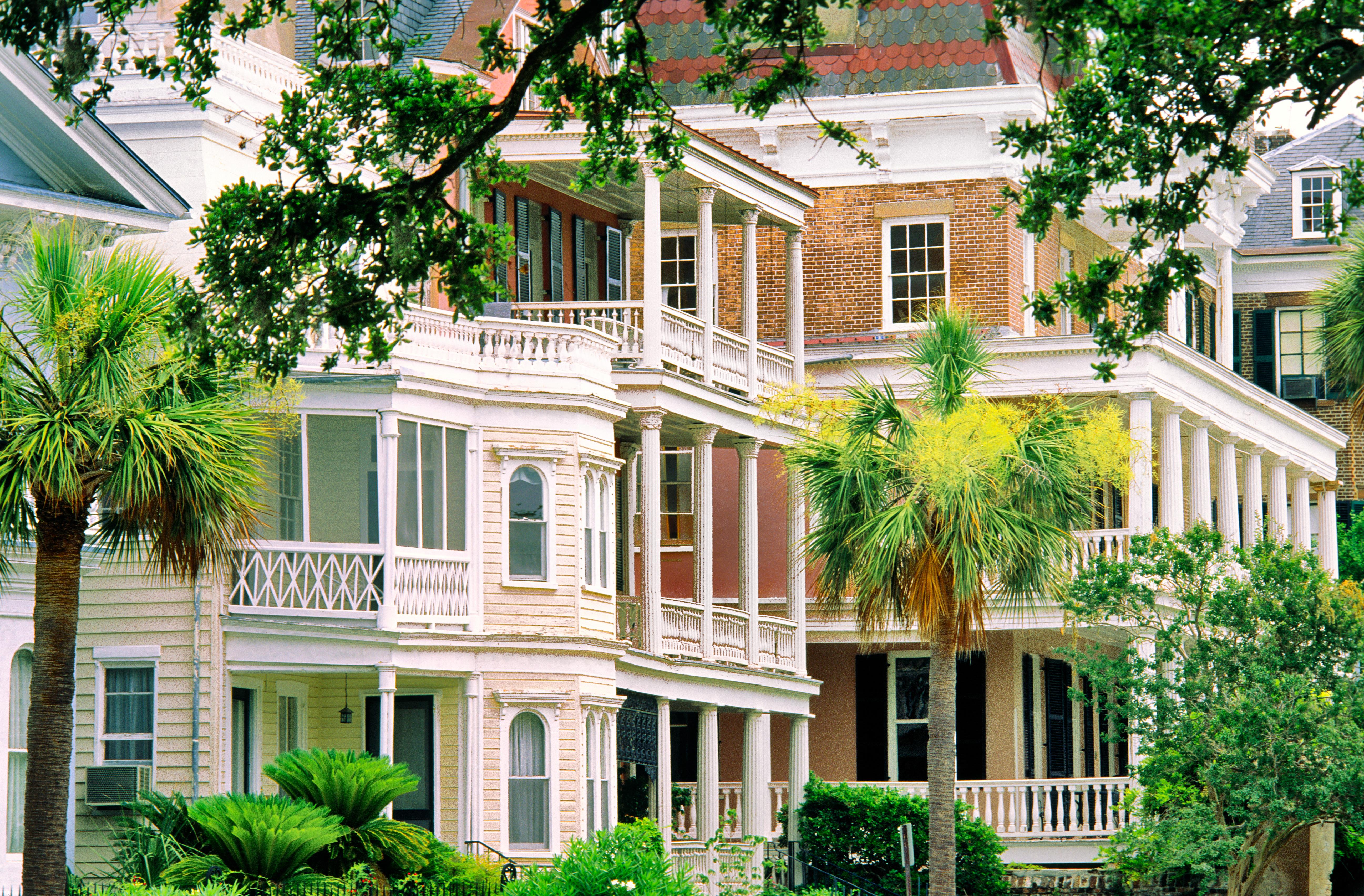 Charleston, South Carolina, USA. Old historic traditional town houses villas on the South Battery. Image shot 2010. 