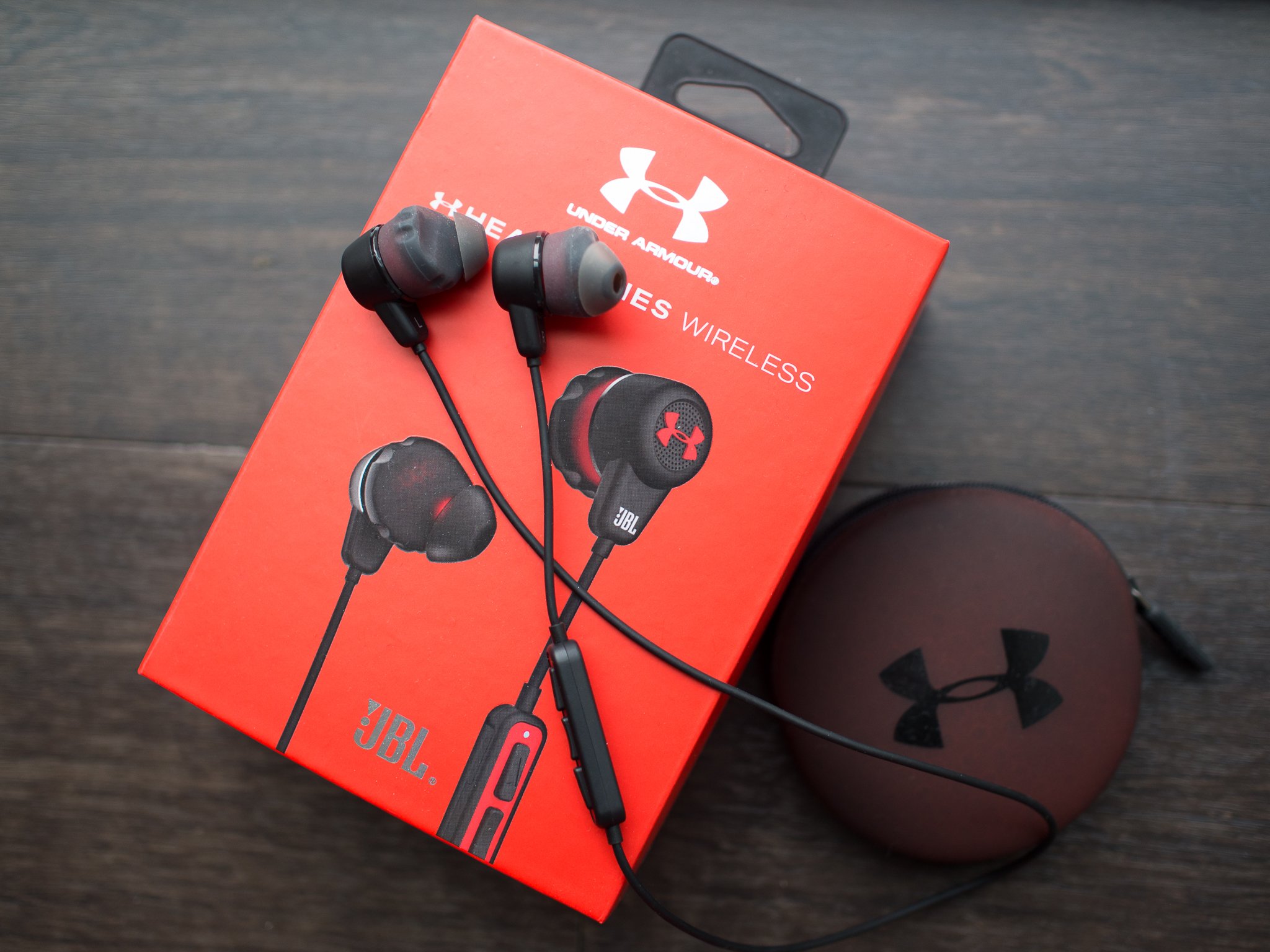 Оригинальные наушники jbl. Наушники JBL under Armour. Наушники JBL under Armour White. Наушники JBL Stormproof. Наушники under Armour JBL В кейсе.