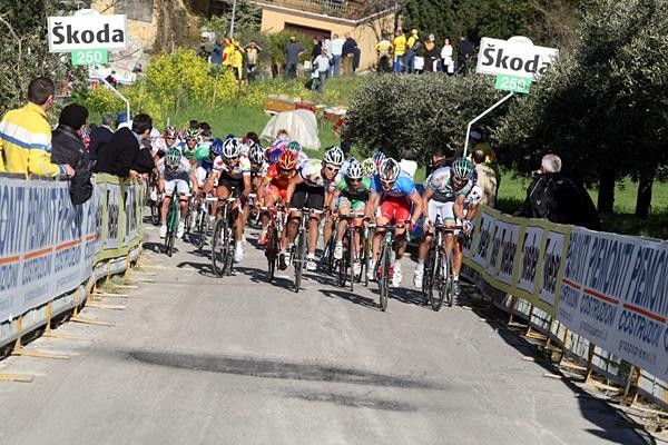 Enrico Gasparotto (Barloworld) gives it his all on the climb.