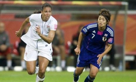 Shannon Boxx of the United States sprints past Kozue Ando of Japan