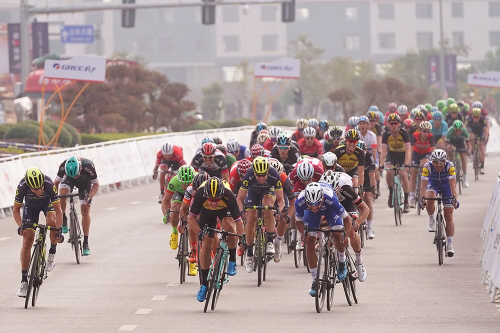 The sprint was close between Dylan Groenewegen (LottoNL-Jumbo) and Fernando Gaviria (Quick-Step Floors)