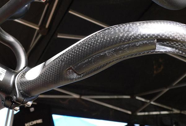 Cleanly integrated cable guides on the underside of Kore's carbon bar.