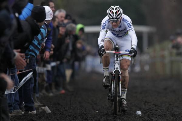 Zdenek Stybar (Quick Step) powers through the mud