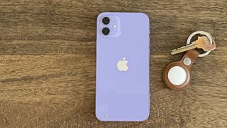 Apple iPhone 12 violettina avaimen vieressä
