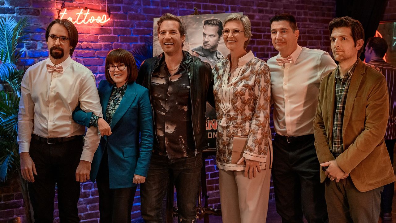 Martin Starr, Megan Mullally, Ryan Hansen, Jane Lynch, Ken Marino and Adam Scott pose for a picture in Party Down