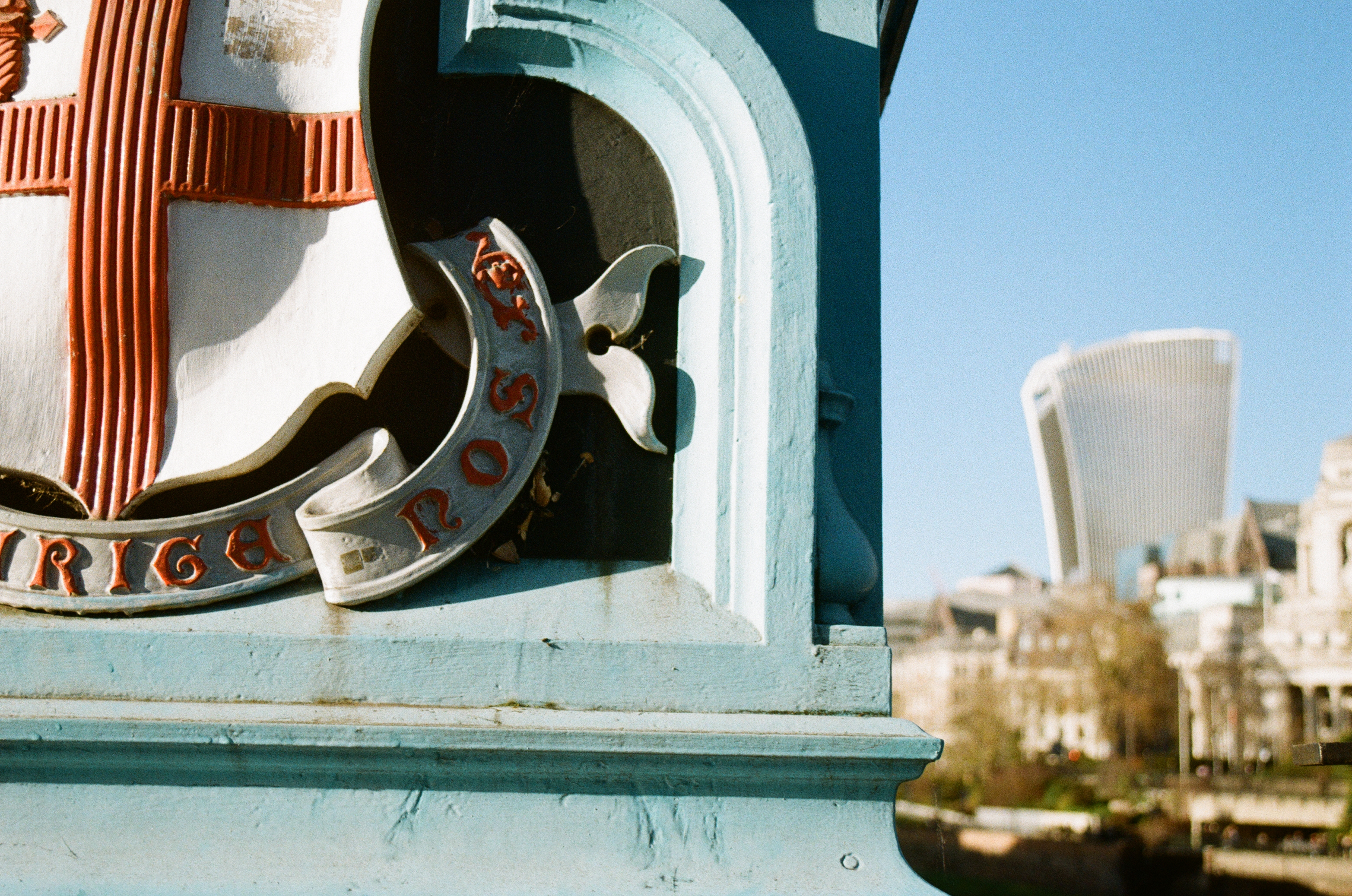 Sample image of Kodak Kodacolor 100 showing close-up of Tower of London insignia with city buildings in background