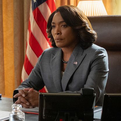 angela bassett as the president sitting in the oval office in zero day