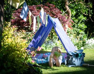 den kit with bunting