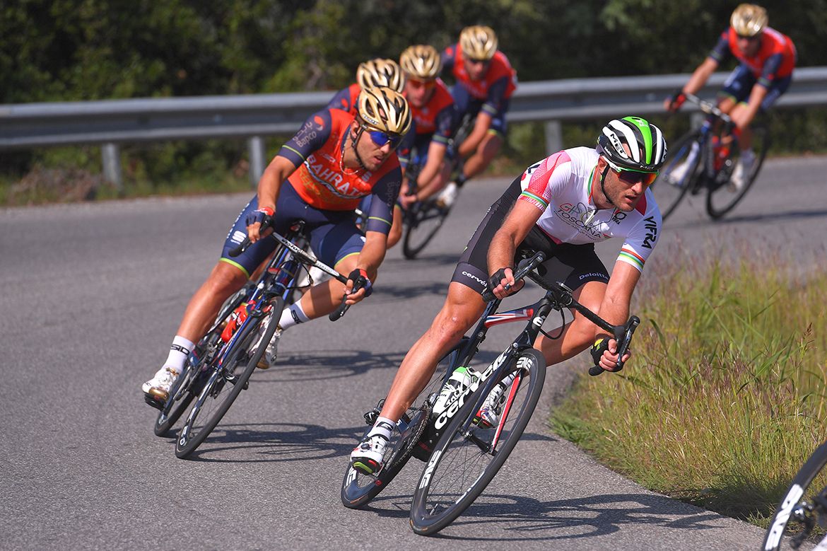 Race leader Steve Cummings in the bunch