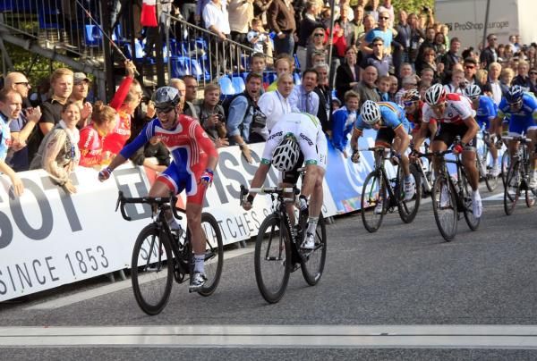 Cavendish wins bike a wheel length