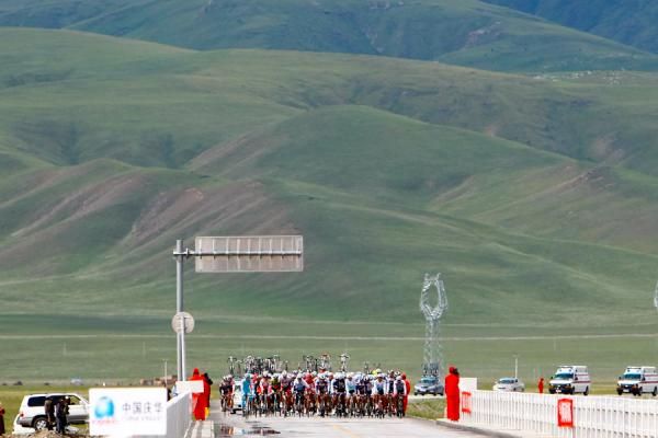 The peloton with mountain background