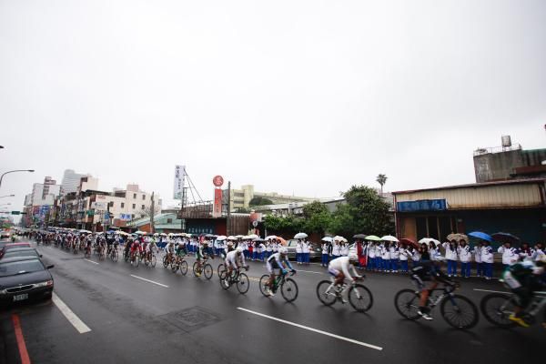 The peloton gives chase.