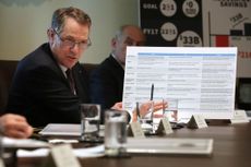 U.S. Trade Representative Robert Lighthizer brandishes a chart on China and trade