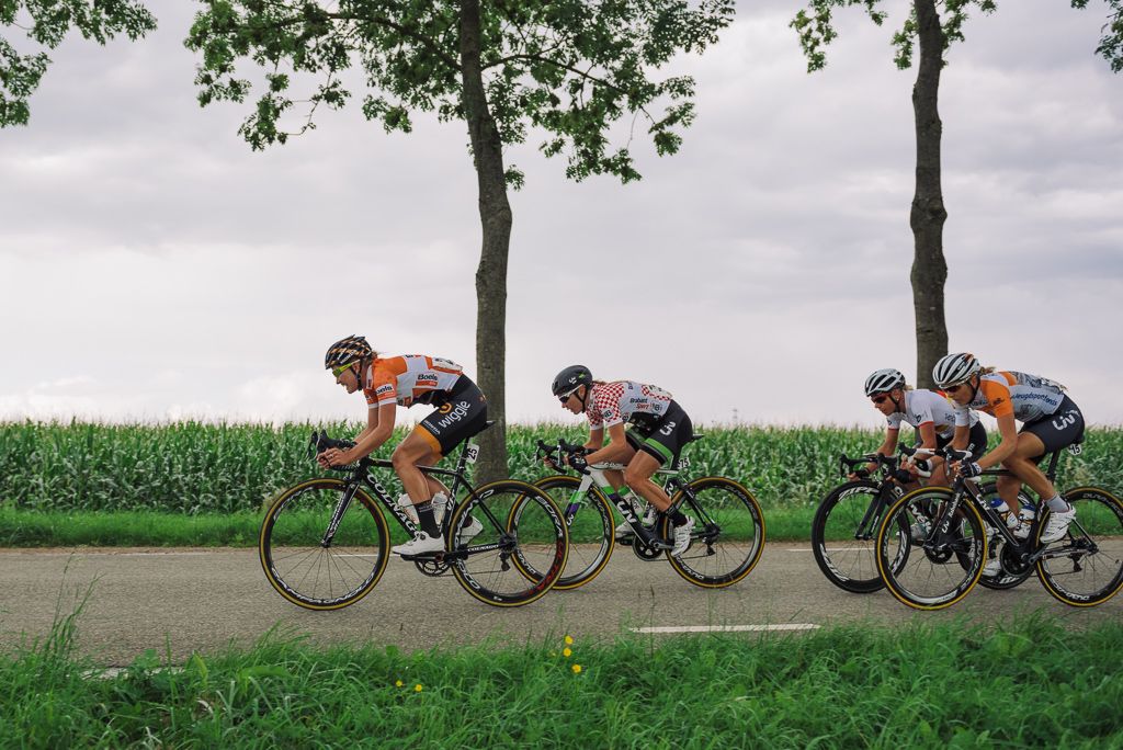 Jolien D'hoore &amp; Amy Pieters level after the intermediate sprints