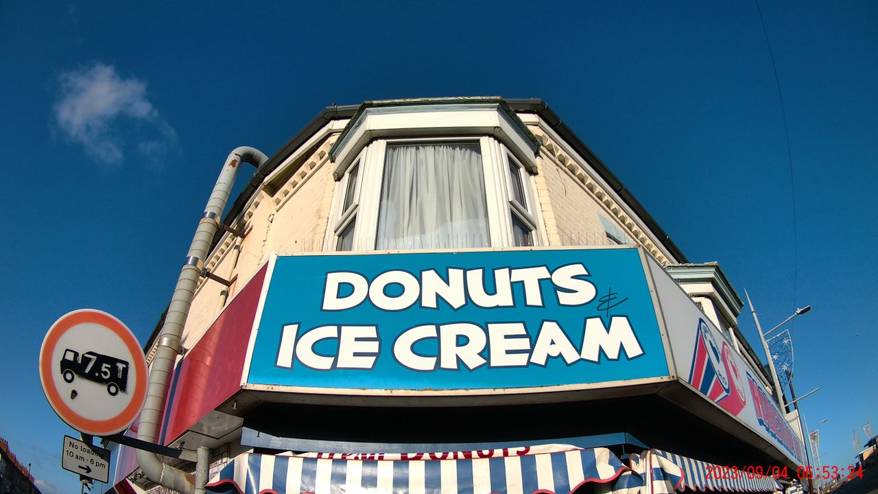 Photo of an ice cream store taken with the SJCAM SJ20 action camera
