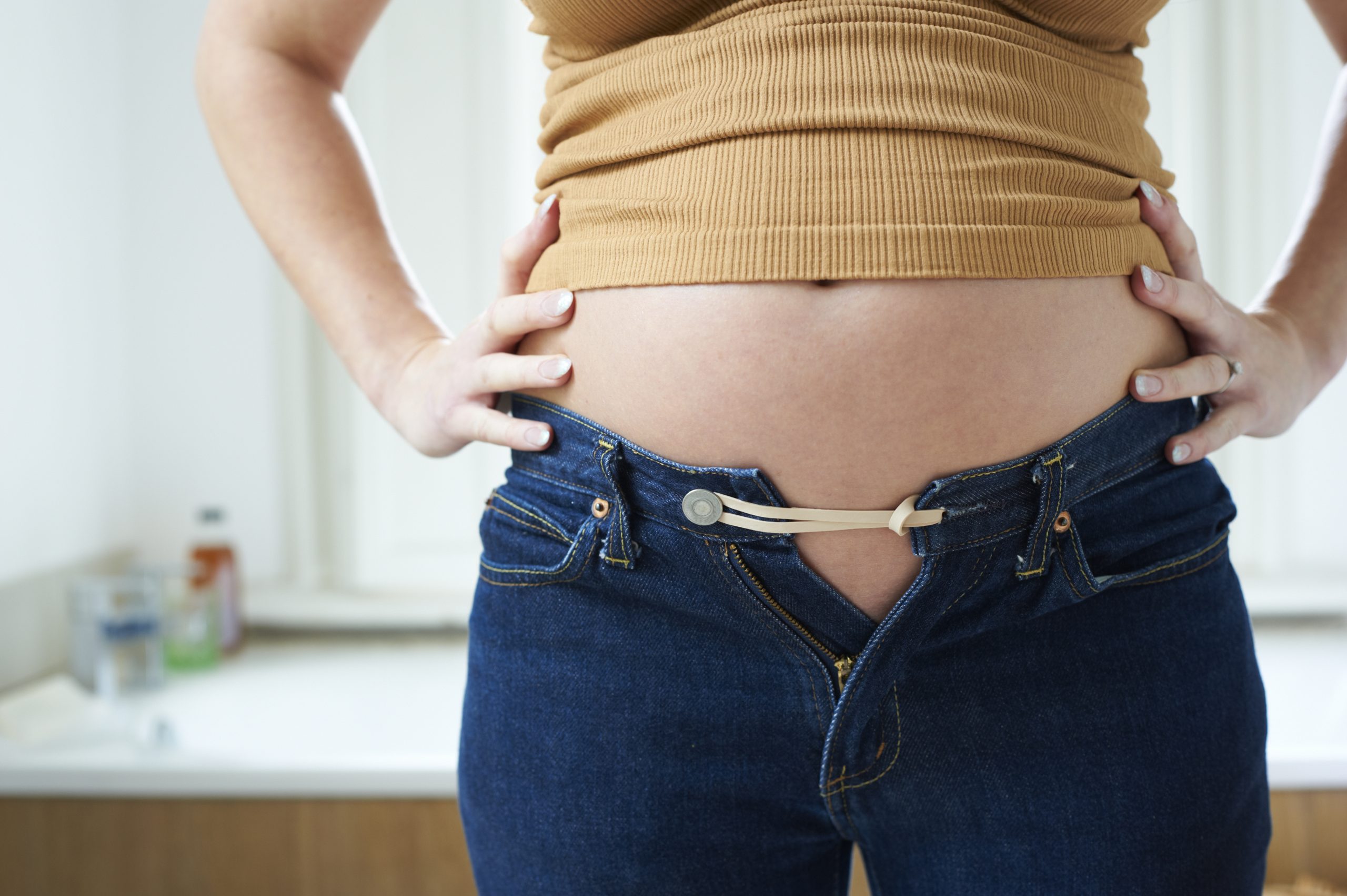 9 easy tips to get rid of bloating and get a flat tummy according to  experts
