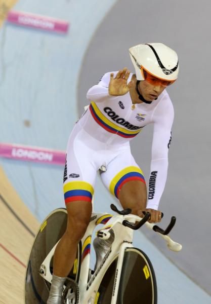 Juan Estaban Arango celebrates winning the men's omnium
