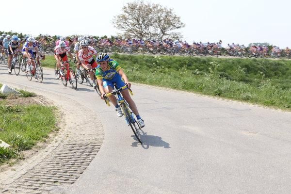 With 177 starters, the huge peloton was frequently strung out on the narrow roads
