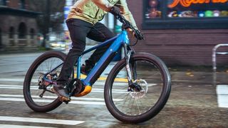 Een man die op de e-bike Diamondback Union 1 rijdt