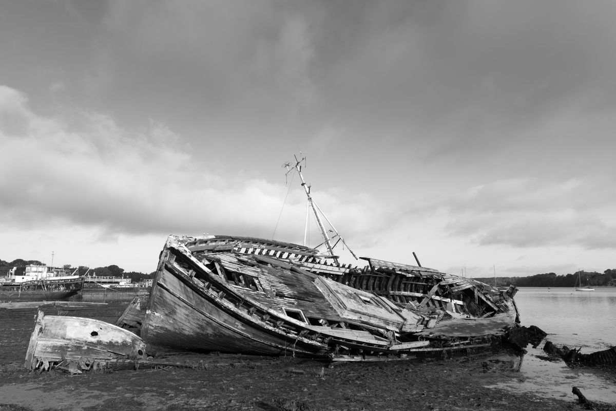 Black &amp; white photo of a derelict boat taken with the Pentax K-3 Mark III Monochrome