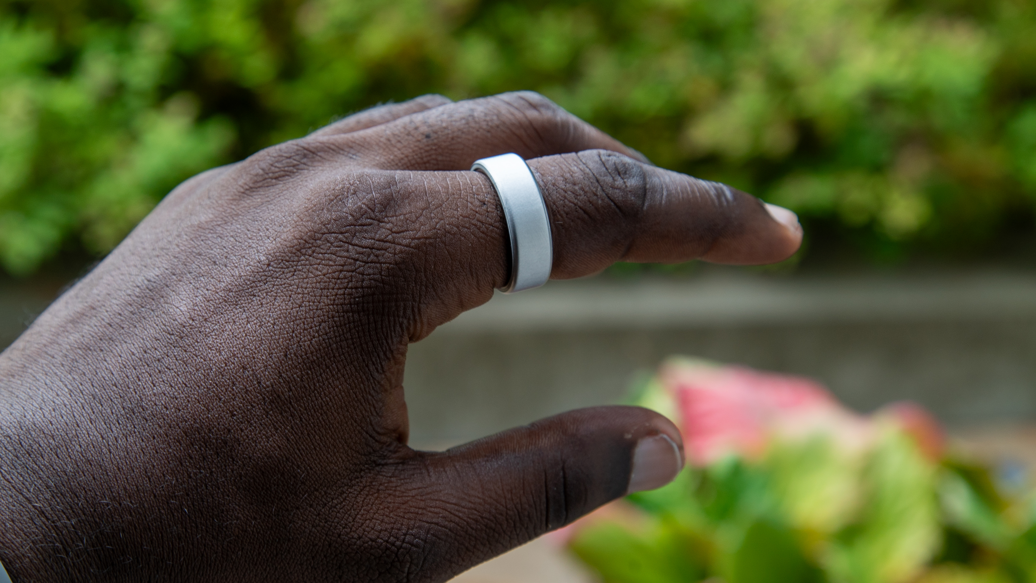 The Oura Ring 4 on an index finger