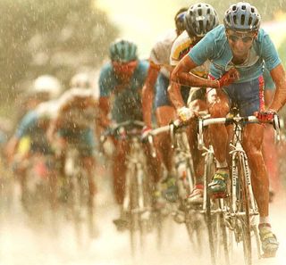 Leonardo Piepoli rides through horrible conditions during the 1995 road race