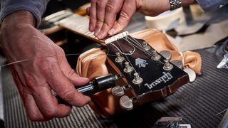 Restringing a Gibson Les Paul