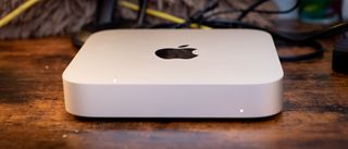 Apple Mac Mini på ett skrivbord.