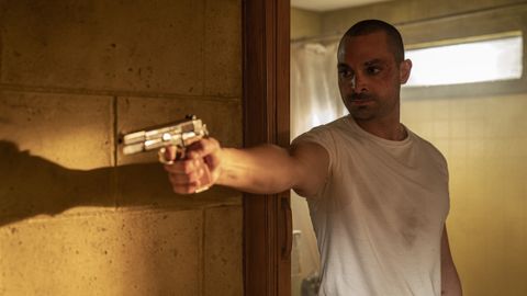 Michael Mando points a guy in Better Call Saul