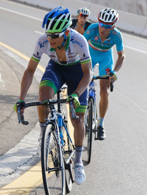 Esteban Chaves (Orica - GreenEdge) puts Nibali under pressure