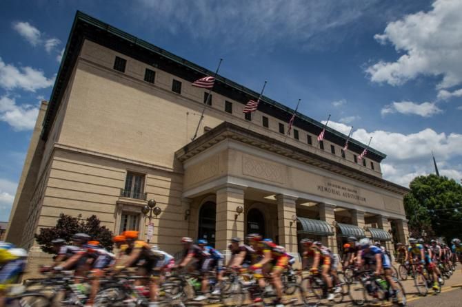 The peloton passes through downtown Chattanooga.