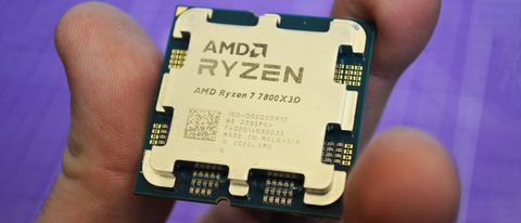 Une AMD Ryzen 7 7800X3D dans la main d'un homme