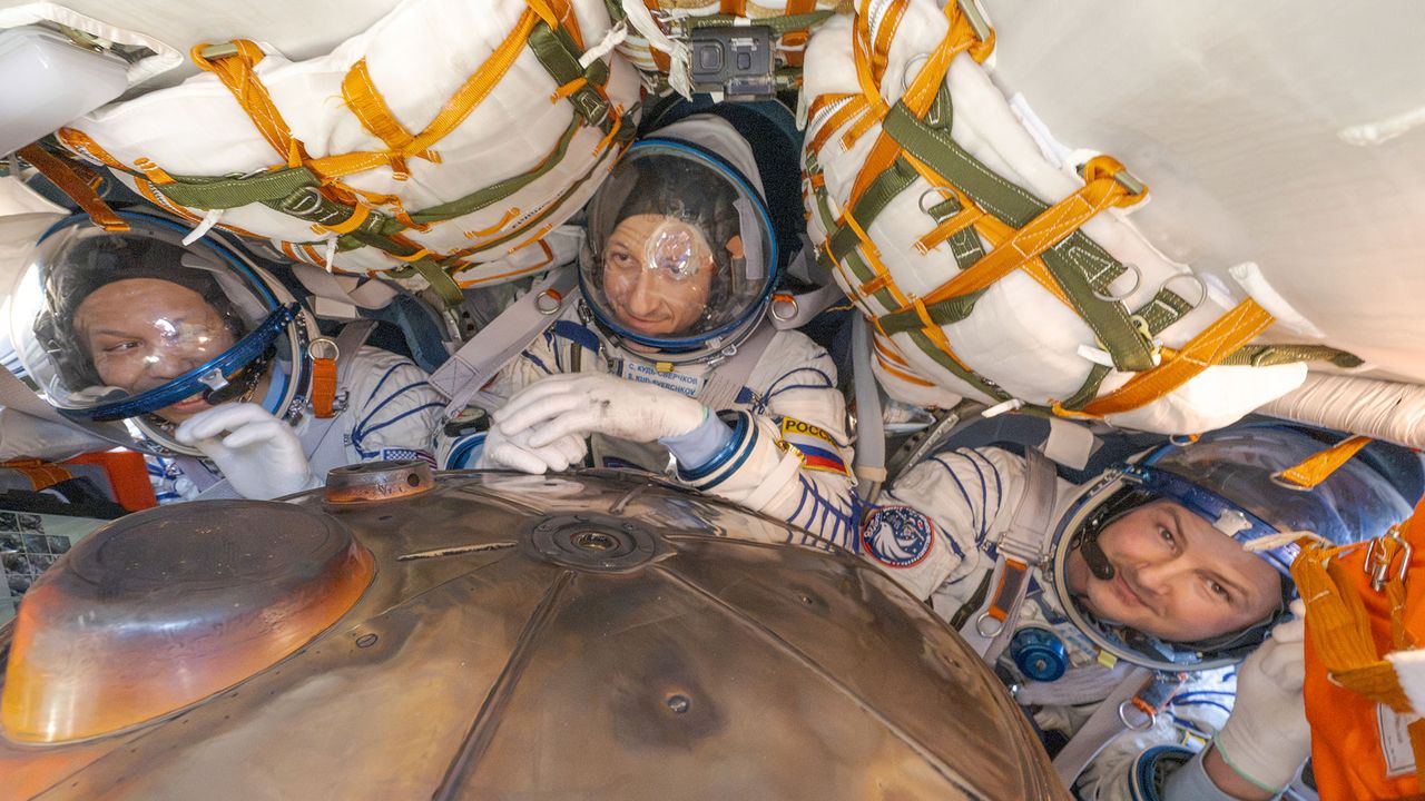 Imagem sobre: Astronauta da NASA, 2 cosmonautas retornam à Terra após 241 dias na estação espacial