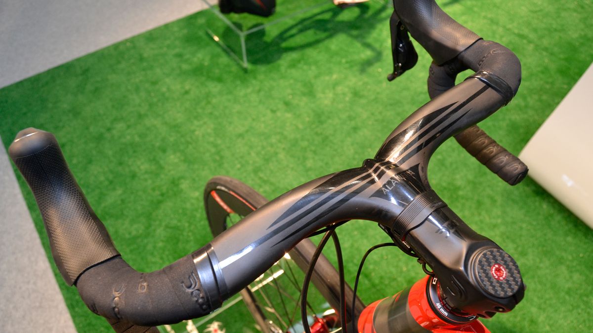 The Aracnide boasts a one-piece Deda Elementi carbon fibre cockpit