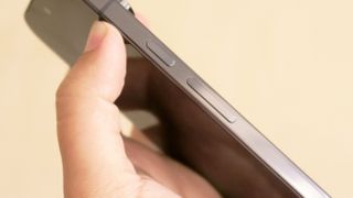 Google Pixel 9 Pro XL – detalj av knapper på siden.