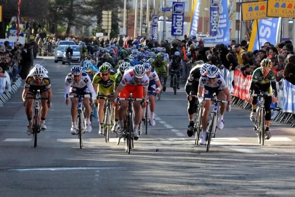 Arnaud Molmy (Team Roubaix-Lille M&eacute;tropole) finishes ahead of Anthony Geslin (FDJ)